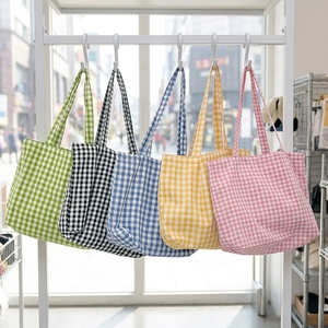 Sac fourre-tout classique en toile à carreaux, léger, avec longues bandoulières, doublure crème et poche intérieure - Product Image 1