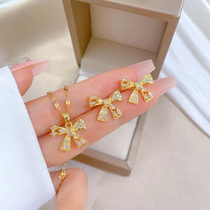 Nouveauté Brillante Parure de Bijoux pour Femme avec Collier Pendentif Goutte d'Eau Arc en Zircon, Acier Inoxydable et Plaqué Or 18 Carats, Idéale comme Cadeau - Product Image 5