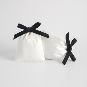 Venta al por mayor de bolsas de joyería de terciopelo con logotipo personalizado Impresión de seda anillos embalaje bolsa con cordón - Product Image 5