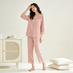 PJ-1455 ชุดนอนสตรีแขนสามส่วนผ้าซาตินทรงหลวมสีชมพูคอรัลชุดอยู่บ้าน - Product Image 1