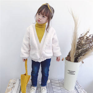 Cintres en plastique pour manteaux d'hiver en laine et fourrure de vison pour filles, fabriqués en Chine à Shanghai, avec support en caoutchouc pour vêtements d'enfants - Product Image 3