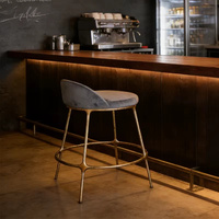 Tabouret de bar moderne de luxe en velours gris avec dossier et structure en métal doré martelé pour îlot de cuisine, hôtel, café