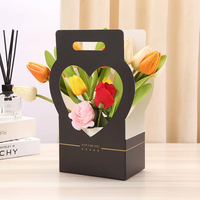 Panier à fleurs en papier portable en forme de cœur creux et boîte cadeau pour les arrangements floraux et les fleuristes