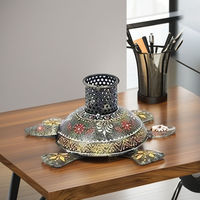 Support de stylo tortue indien le plus vendu, avec fonction de rangement pour bureau, idéal pour les espaces de travail quotidiens et la mise en place définie des outils d'écriture, disponible en gros.