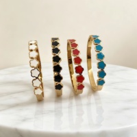 Brazalete Minimalista Europeo Americano Exquisito de Acero Inoxidable Chapado en Oro de 18K con Trébol de Cinco Hojas, un Regalo Versátil para Uso Diario