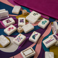 Tuiles de Mahjong américaines blanches nacrées avec des bords dorés et des motifs inspirés des bijoux pour des soirées de jeu élégantes