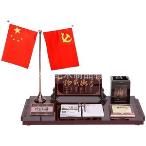 Ensemble de bureau en bois avec calendrier, porte-stylo et support pour drapeau, pour la décoration du bureau - Product Image 1