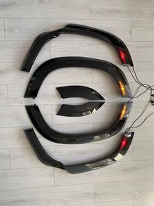 Kit de ajuste de arcos de rueda negro brillante con barras de luz LED para modelos <span class=keywords><strong>Land</strong></span> <span class=keywords><strong>Rover</strong></span> <span class=keywords><strong>Defender</strong></span> L663 4 puertas 2020 2021 <span class=keywords><strong>2022</strong></span> 2023 - Product Image 2