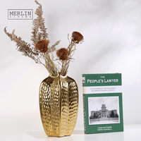 Vase doré texturé Merlin Living, forme couronne angulaire, ornement moderne et luxueux pour la maison, vase de table doré avec vase à fleurs