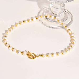 Collar Largo Moderno de Acero Inoxidable Chapado en Oro con Hebilla OT, Cadena de Metal con Borla y Perla Natural de Agua Dulce para Mujer - Product Image 2