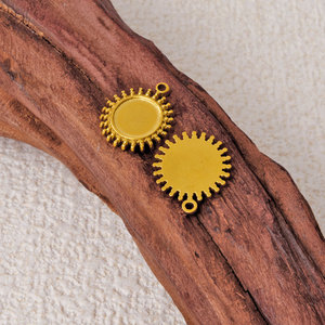 Collier avec pendentif soleil en acier inoxydable plaqué or 18 carats, accessoire de bijoux unisexe - Product Image 3
