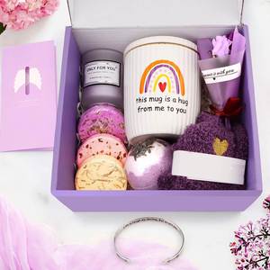 Nouveautés 2024 - Coffret cadeau de couleur violette avec chaussette en peluche, carte de vœux, bougie parfumée, boule de bain - Cadeaux uniques pour femmes pour une prompte guérison - Product Image 3