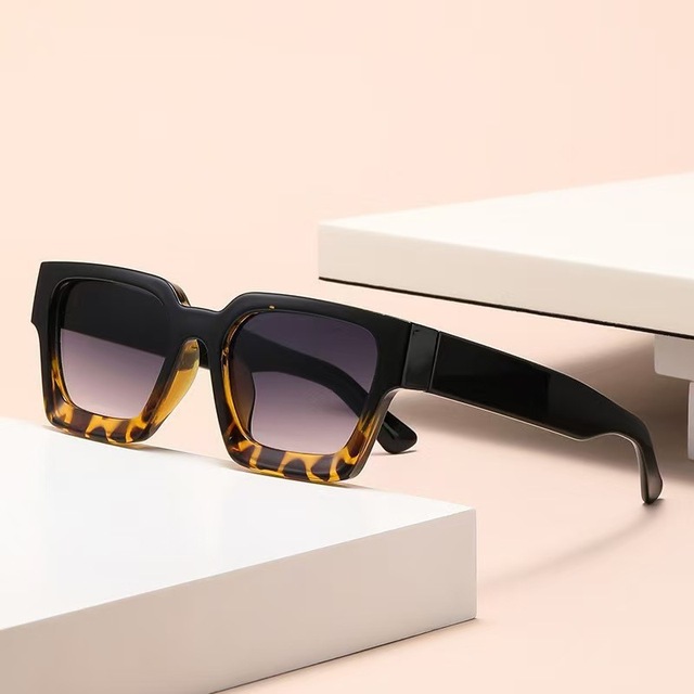 Custom Plastic Square Frame Polarized Men's Sunglasses New Fashion Private Label Womens Oversized Sunglasses 2026 Trend