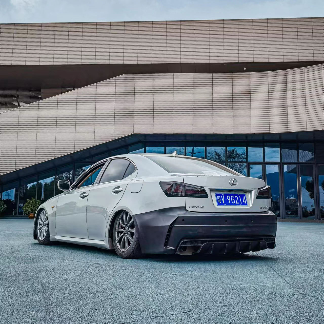 Lexus IS250/IS300 Facelift Body Kit - Upgrade Your Rear Bumper, image size:1280x1280