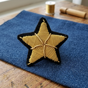 Badges de bureau personnalisés brodés sans nickel en feutre non tissé à motif étoile pour décorations de grade uniforme en tissu - Product Image 3