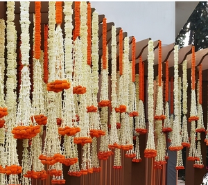 Décoration murale bohème en macramé avec pompons oranges et perles blanches pour décoration de mariage en intérieur - Product Image 1