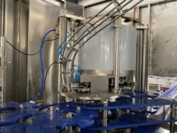 Machine de remplissage de canettes isobare à petite échelle pour boissons gazeuses, boissons non alcoolisées et bière, à vitesse élevée et automatique