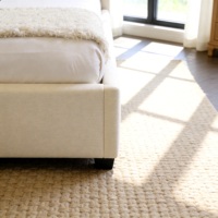 Lit plateforme moderne et minimaliste avec tiroirs, rembourré et confortable, idéal pour appartement