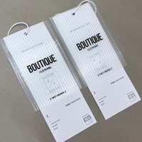 Étiquette suspendue personnalisée en PVC écologique imprimée UV pour accessoires vestimentaires, chaussures et sacs – Design tendance