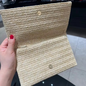 Nouveau coffret cadeau d'été comprenant un sac en paille doré de grande capacité, un sac à main pour femme, une trousse de maquillage et une trousse de toilette. - Product Image 5