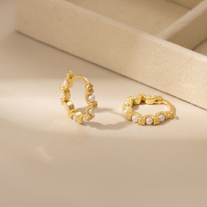 Aros de Oro con Perlas y Diseño Geométrico, Joyería para Bodas EKA-063 - Product Image 2