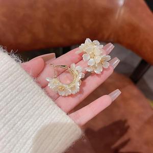 Pendientes de flor blanca de resina romántica dulce para mujer, pendientes de racimo de flores de perlas de imitación elegantes a la moda, accesorios de joyería <span class=keywords><strong>Pai</strong></span> - Product Image 3