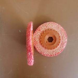 Disque de polissage en sisal rouge de 4 pouces Changhai Felt pour meuleuse d'angle, disque abrasif grossier avec noyau en caoutchouc pour l'élimination des bavures métalliques - Product Image 2