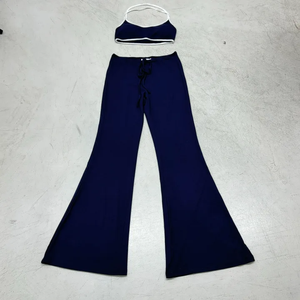 Conjunto deportivo azul de dos piezas para mujer: top halter con cuello en U y leggings acampanados de cintura baja con cordón y ribete en contraste para fitness y ropa urbana. - Product Image 6