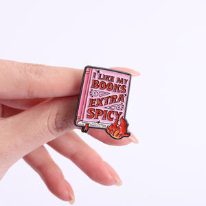 Spicy <span class=keywords><strong>Book</strong></span> <span class=keywords><strong>Club</strong></span> Senza Scadenza, Spilla da Bavero in Metallo Smaltato Morbido, Accessorio di Moda per Regalo a Tema Libri Audaci - Product Image 3