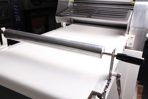 Équipement de boulangerie de laminoir de pâte de croissant de <span class=keywords><strong>pâtisserie</strong></span> d'acier inoxydable neuf ou utilisé avec la taille de petit pain 88x650mm pour des restaurants - Product Image 2