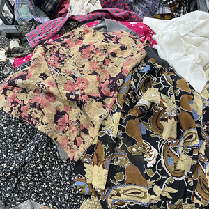 Venta al por mayor de ropa vintage de segunda mano para mujer, blusas de seda de moda antigua, pacas de ropa casual para abuela. - Product Image 2