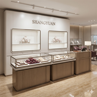 Vitrines à bijoux murales en bois clair avec éclairage LED pour magasins de joaillerie, équipement de magasin haut de gamme, fabrication OEM personnalisée