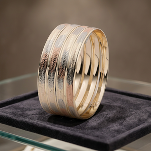 Juego de 4 Brazaletes de Latón Chapado en Oro de 3 Tonos, 8mm, Joyería de Moda Multitono para Mujer, Estilo Alex, Venta al Por Mayor - Product Image 3