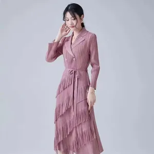 Neueste Werksverkaufsaktion klassisches Temperament solide Farbe Unregelmäßigkeit Quaste Übergröße Miyake plissierte Tunika Damenkleid