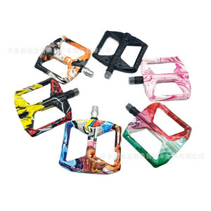 Pédales de vélo de montagne en nylon coloré antidérapantes - Product Image 2