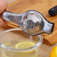 Aanpasbare roestvrijstalen handmatige citruspers, keukenhulpje van gezond materiaal voor citroenen en citrusvruchten.