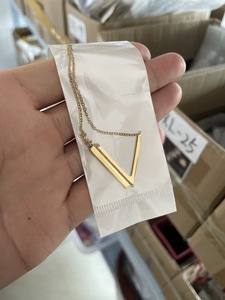 Nouveau <span class=keywords><strong>Collier</strong></span> Tendance en Acier Inoxydable Doré avec Pendentif Lettre Longue pour Femme – Vente en Gros - Product Image 3