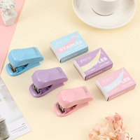 Papeterie scolaire créative Macaron couleur petite agrafeuse en papier ensemble de support de dessin animé mignon Mini agrafeuse Portable avec agrafeuse