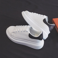 Nouvelles baskets blanches pour femmes, polyvalentes, à semelle épaisse et rehaussante, décontractées et tendance, style skate pour hommes et étudiants, souples et confortables.