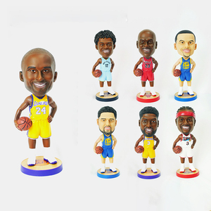 Estatuas de Resina Artísticas Personalizadas al por Mayor, Figuras de Jugadores de Baloncesto Hechas a Mano, Regalos, Recuerdos, Coleccionables para Fanáticos del Deporte - Product Image 1