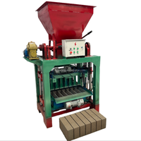 Machine à fabriquer des blocs emboîtables pour ligne de production de briques creuses et pleines en ciment