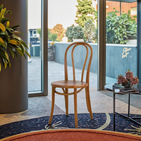 Chaise de salle à manger et de cuisine en bois massif empilable moderne pour la vente en gros, idéale pour les restaurants, banquets, mariages, événements et locations.