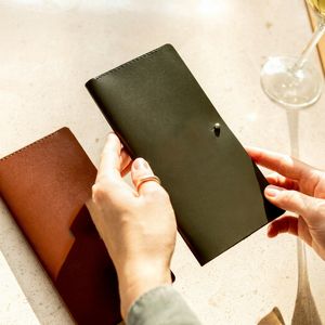 Elegante Porta-Cuadernos de Restaurante de Cuero Genuino con Logotipo Personalizado, Presentador de Comandas, Tarjetero para Camarero LBH-0041 - Product Image 1