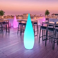 Petites lampes LED à lumière variable modernes et lumineuses en forme de goutte d'eau pour la décoration de jardin de la cour de l'hôtel et du restaurant.