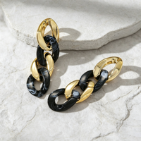 Boucles d'oreilles pendantes personnalisées en acrylique marbré noir, style géométrique vintage doré, tendance et fantaisie, avec maillons de chaîne cubaine