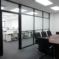 Système de cloisonnement modulaire moderne en aluminium de 100 mm avec mur en verre simple : insonorisé et durable pour les espaces publics