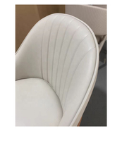 Chaise de salle à manger en cuir et tissu de luxe moderne avec poignée en forme de lion doré pour les hôtels, restaurants et maisons aux Émirats arabes unis et en Australie