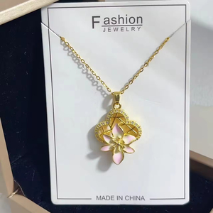 Collier tendance en acier inoxydable plaqué or 18 carats avec pendentif fleur en cristal brillant et émail coulant pour femmes et jeunes filles - Product Image 2