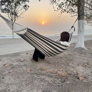 <span class=keywords><strong>Hamac</strong></span> double portable avec barres <span class=keywords><strong>en</strong></span> <span class=keywords><strong>bois</strong></span> détachables, toile épaisse, conception anti-retournement, capacité de 150 kg, pour 3 <span class=keywords><strong>personnes</strong></span>, usage familial inclus - Product Image 5