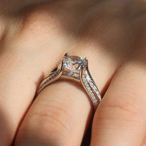 Anello in Oro Bianco con Diamante T0664, Anello di Fidanzamento da Donna con Diamante Naturale Taglio Brillante Rotondo Colore D e Diamanti Laterali - Product Image 6